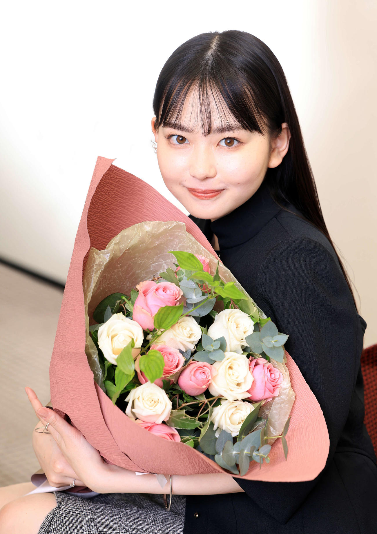 日刊スポーツ映画大賞助演女優賞の山田杏奈は花束を手に凜（りん）とした表情を見せる（撮影・浅見桂子）