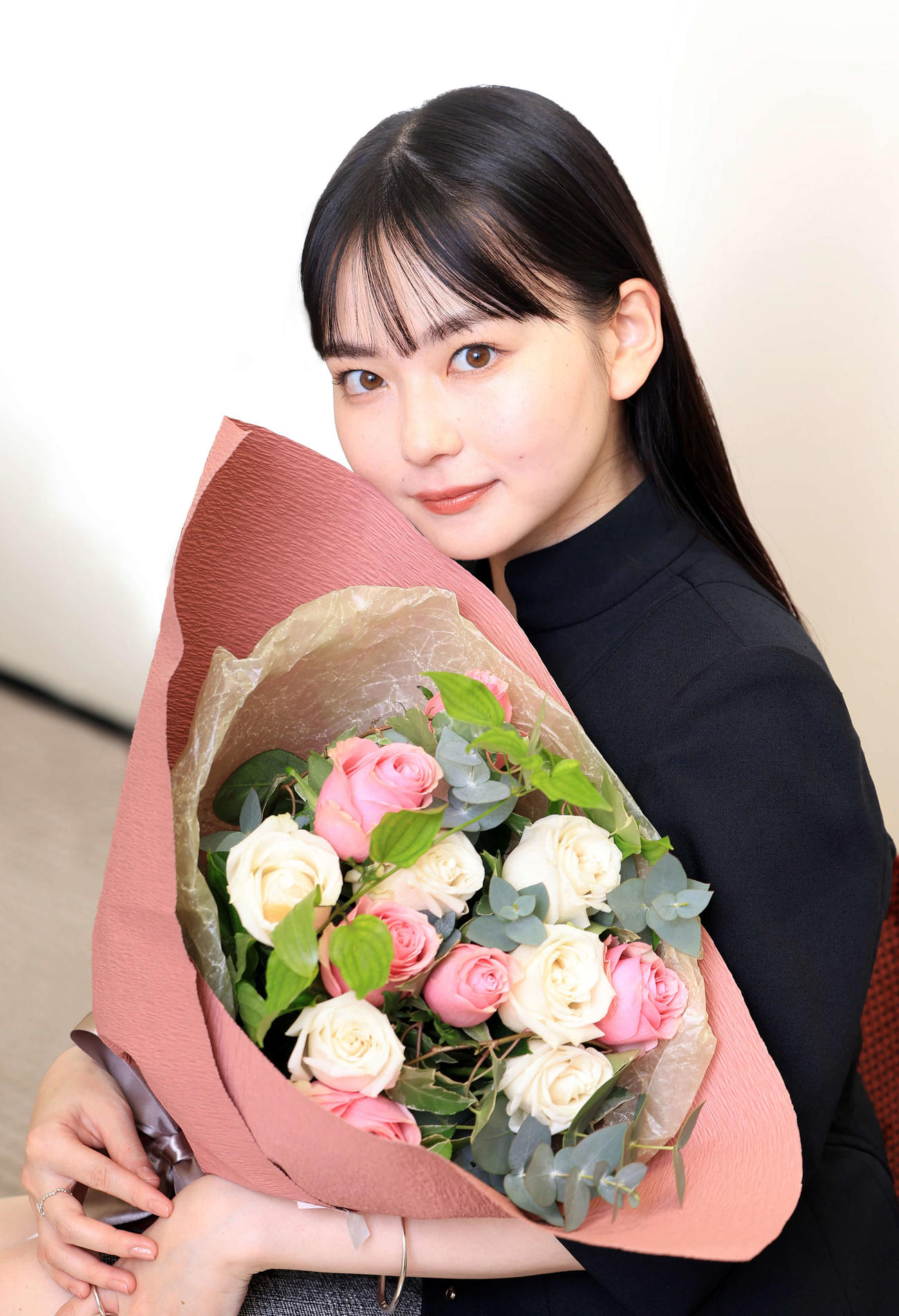 日刊スポーツ映画大賞助演女優賞の山田杏奈は花束を手に凜（りん）とした表情を見せる（撮影・浅見桂子）