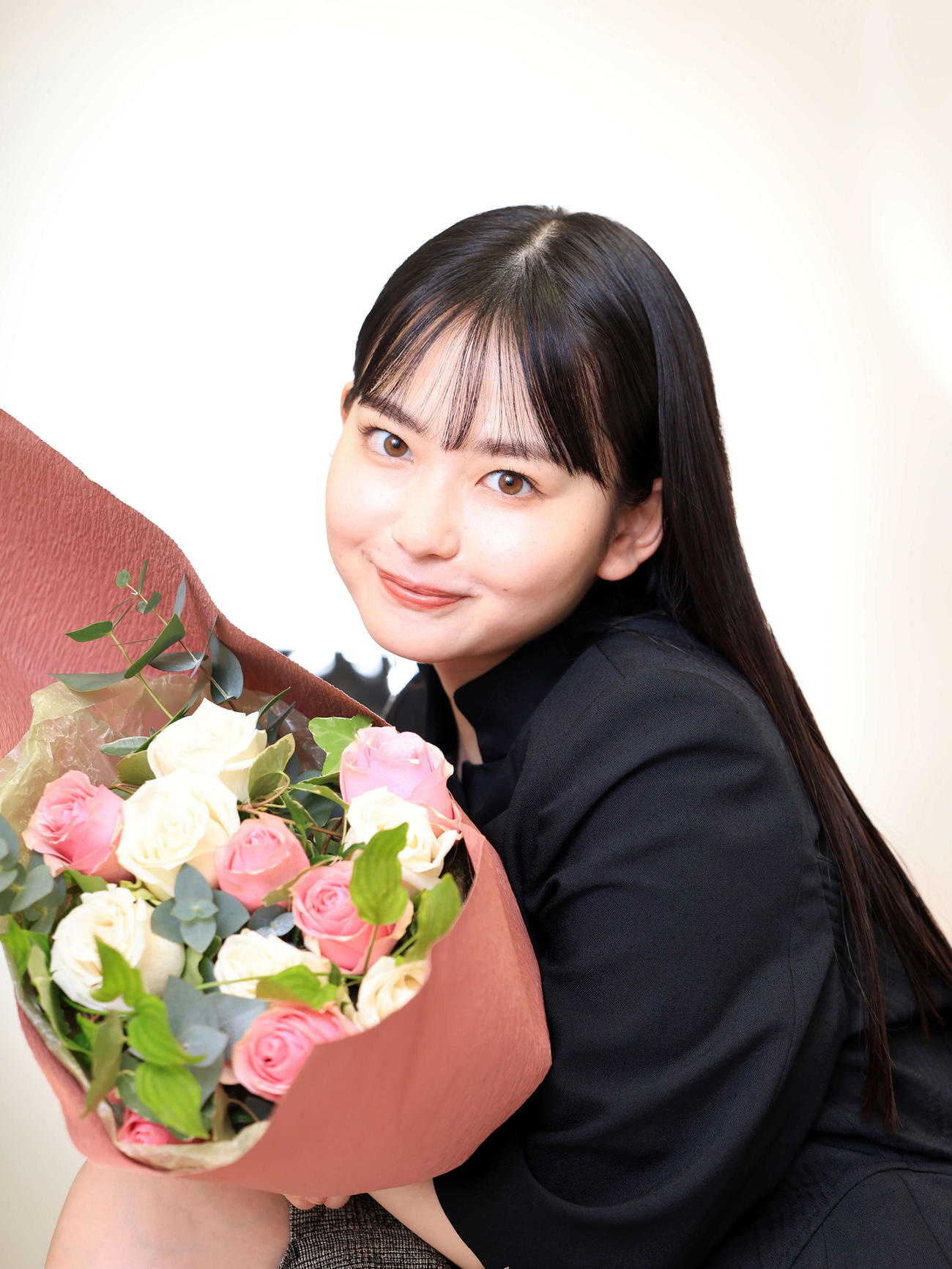 日刊スポーツ映画大賞助演女優賞の山田杏奈は花束を手に笑顔を見せる（撮影・浅見桂子）