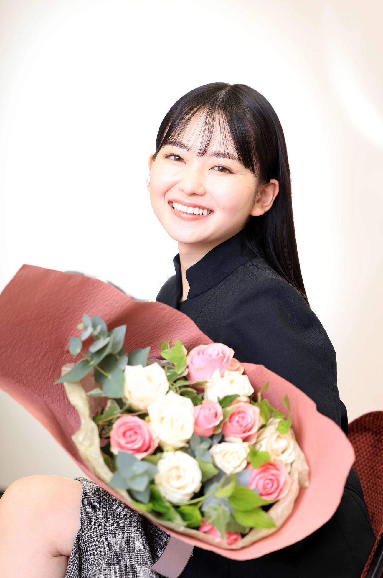 日刊スポーツ映画大賞助演女優賞の山田杏奈は花束を手に笑顔を見せる（撮影・浅見桂子）