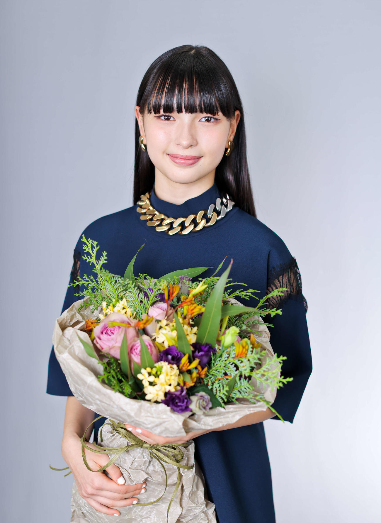 「ぼくのお日さま」で新人賞を受賞し、花束を手に笑顔で写真に納まる中西希亜良（撮影・河田真司）
