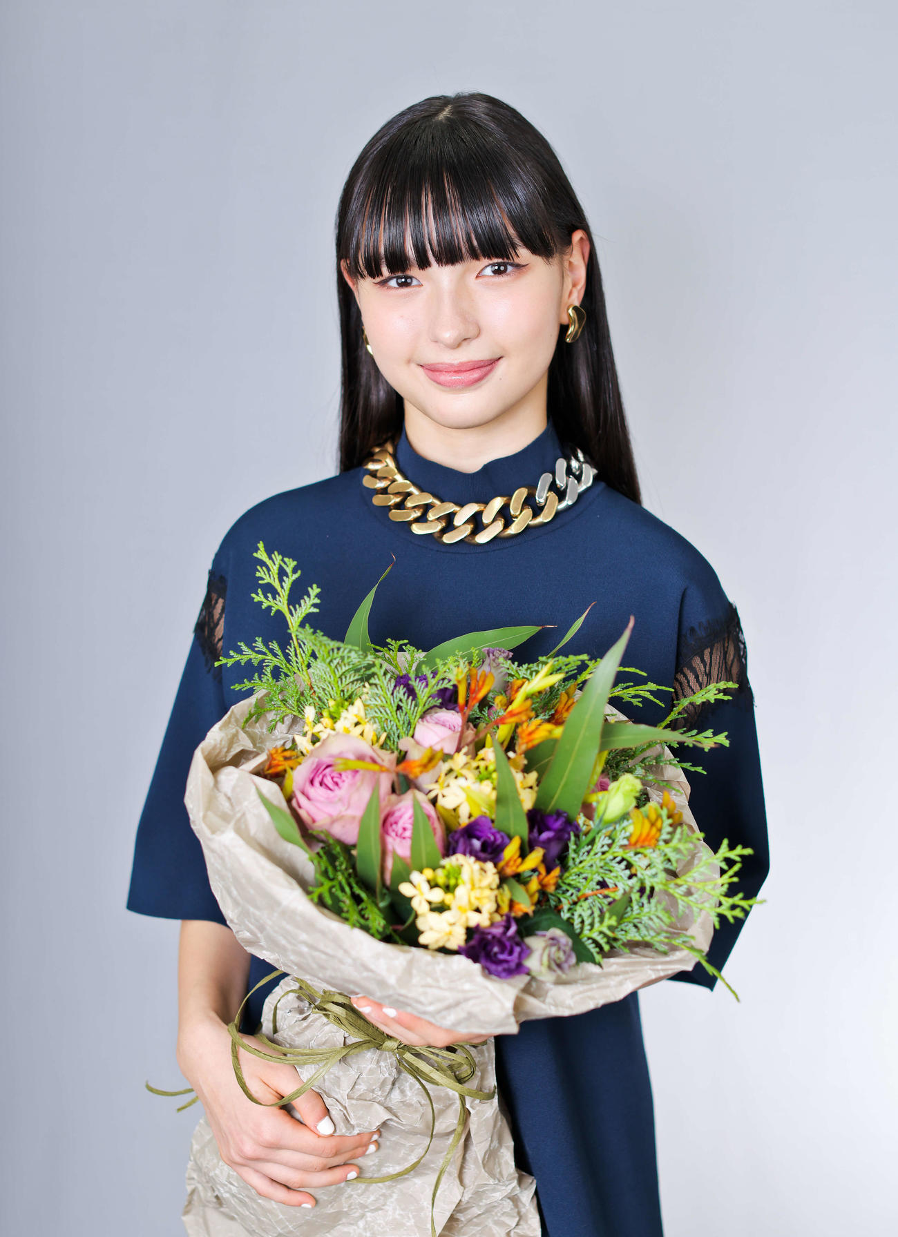 「ぼくのお日さま」で新人賞を受賞し、花束を手に笑顔で写真に納まる中西希亜良（撮影・河田真司）