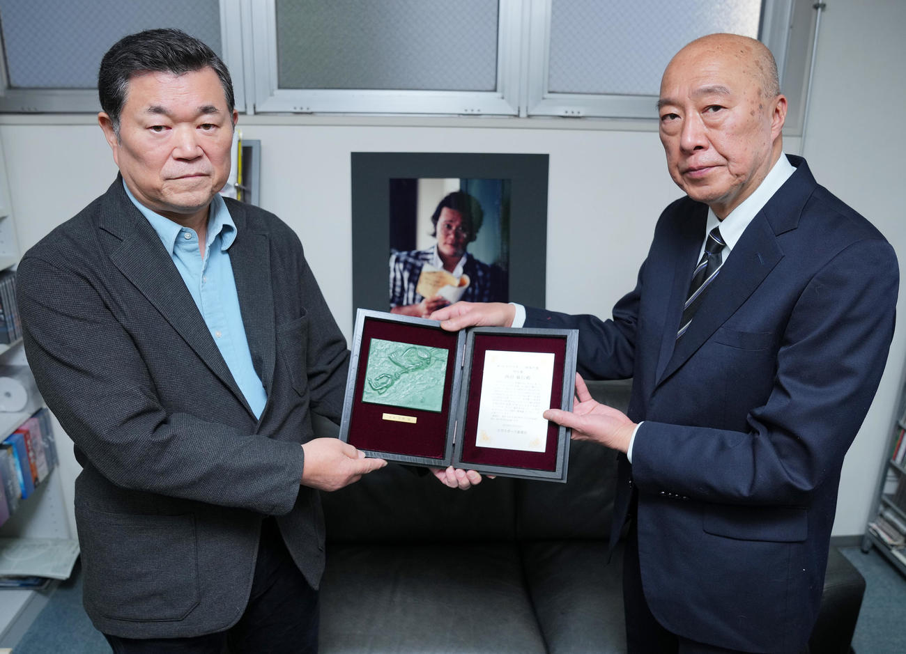 特別賞を受賞し楯を受け取る西田敏行さんの所属事務所オフィスバック小林保男社長（左）（撮影・垰建太）