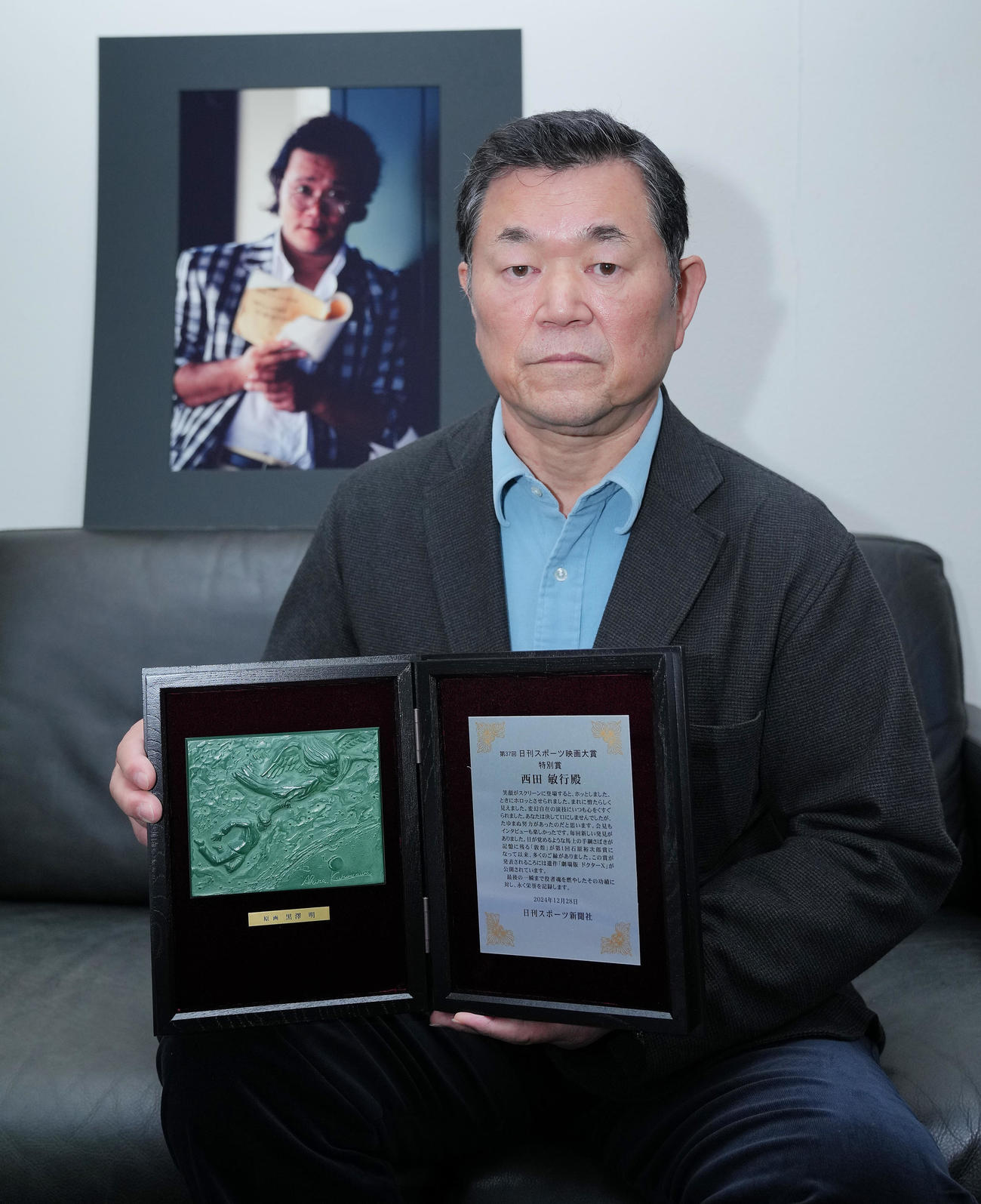 特別賞を受賞し楯を手にする西田敏行さんの所属事務所オフィスバック小林保男社長（撮影・垰建太）