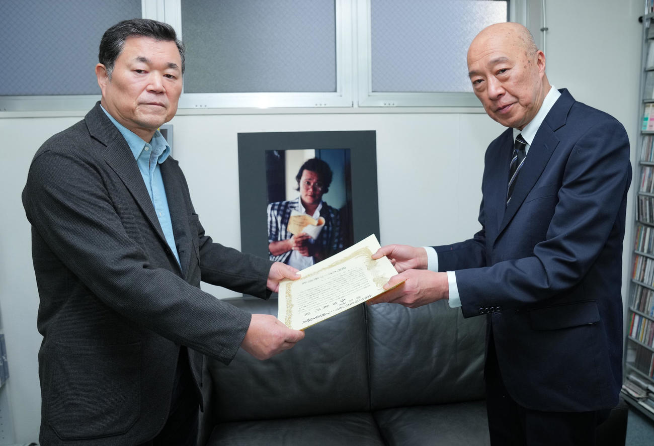 特別賞を受賞し賞状を受け取る西田敏行さんの所属事務所オフィスバック小林保男社長（左）（撮影・垰建太）