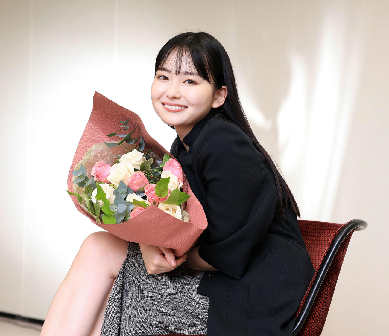 日刊スポーツ映画大賞助演女優賞の山田杏奈は花束を手に笑顔を見せる（撮影・浅見桂子）