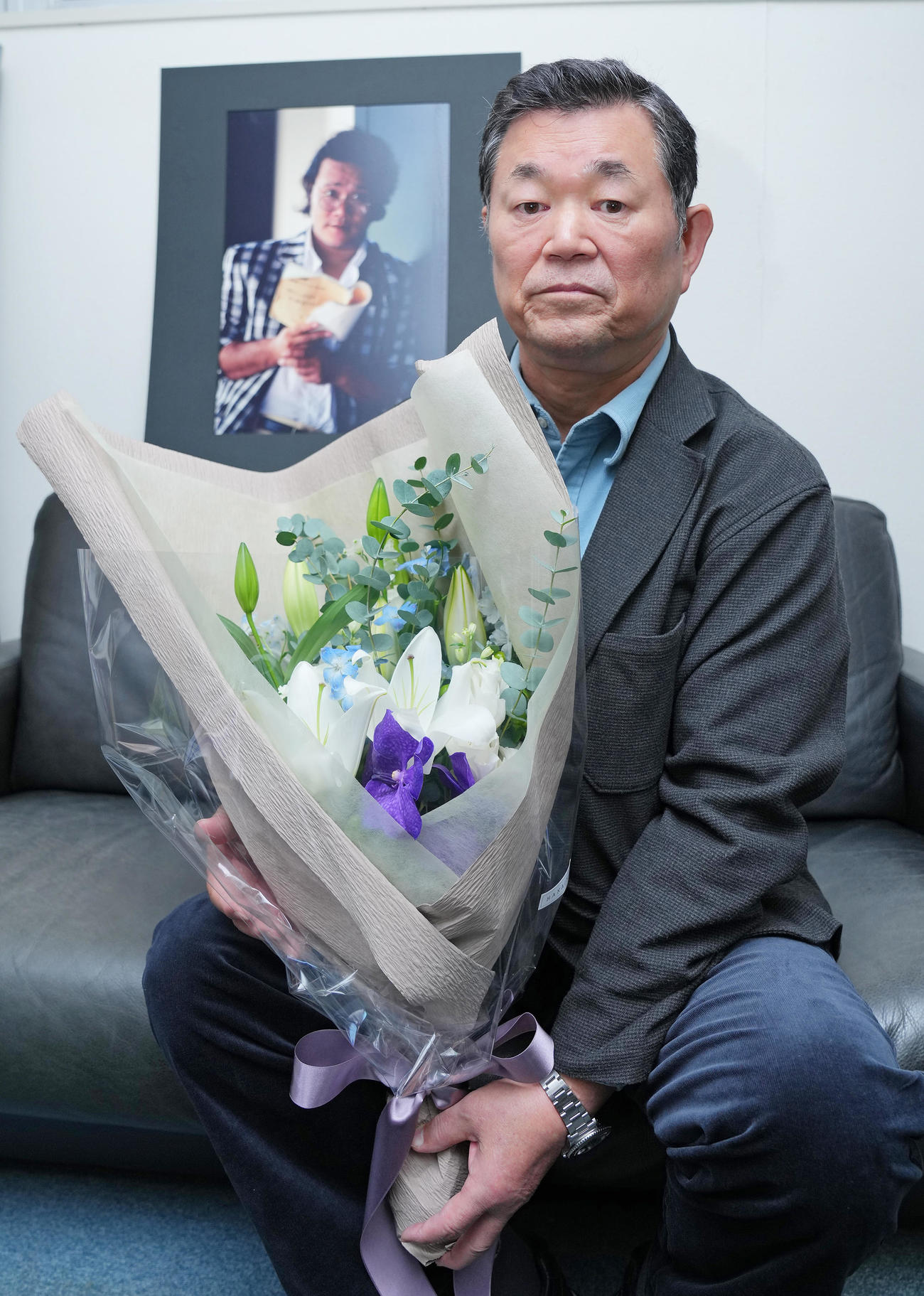 特別賞を受賞し花束を手にする西田敏行さんの所属事務所オフィスバック小林保男社長（撮影・垰建太）