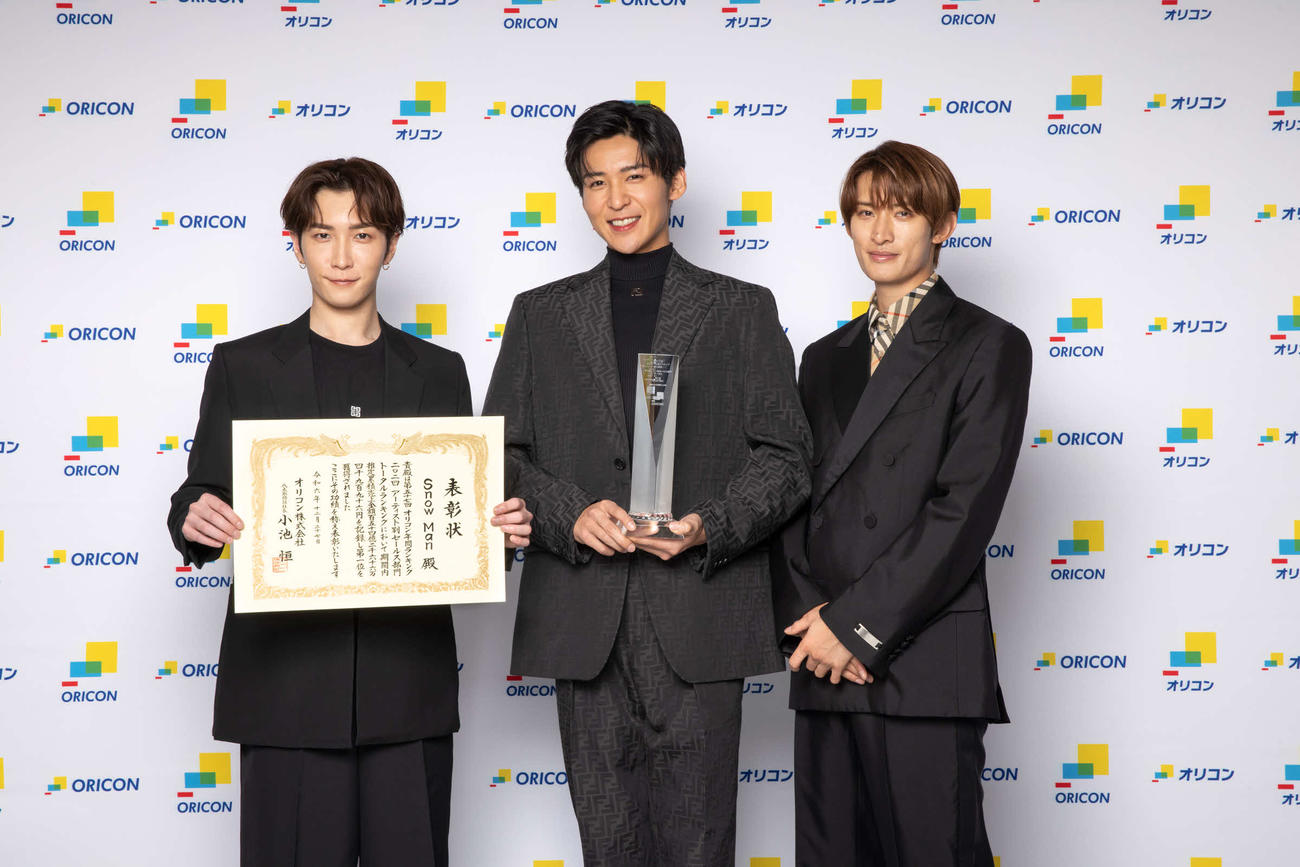 オリコン年間ランキングの「アーティスト別セールス部門」のトータルランキングで初の1位に輝いたSnow Man。左から渡辺翔太、目黒蓮、向井康二