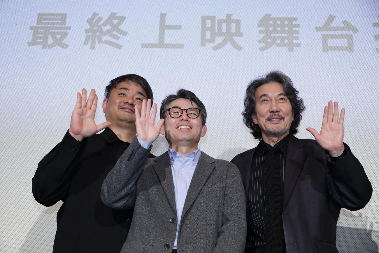 映画「PERFECT DAYS」の最終舞台あいさつを行った、左から高崎卓馬氏、柳井康治氏、役所広司（撮影・中島郁夫）