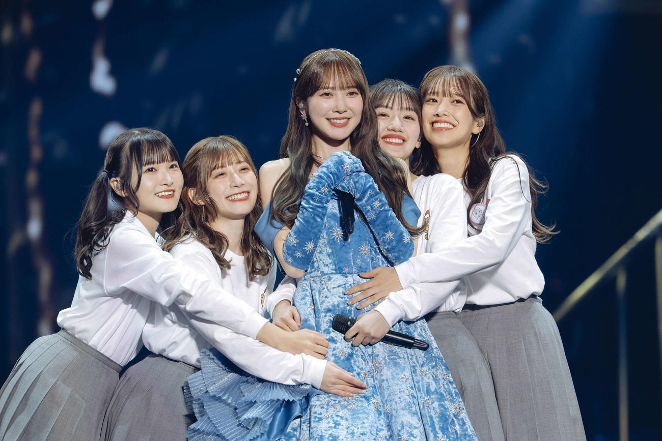 全国ツアー東京ドーム初日、自身の卒業セレモニーで1期生に囲まれる日向坂46加藤史帆（中央）。左から高瀬愛奈、東村芽依、1人おいて佐々木美玲、佐々木久美（上山陽介氏撮影）