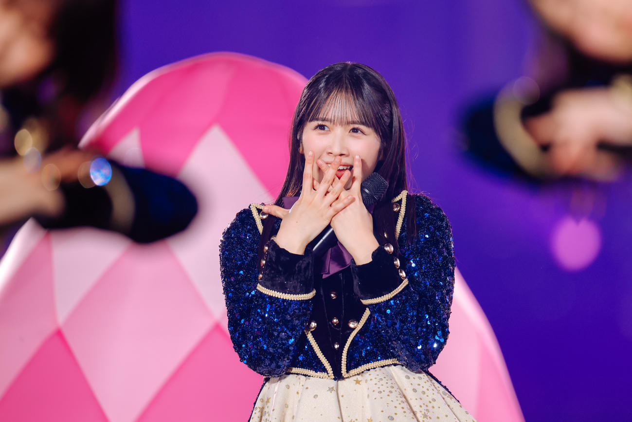全国ツアー東京ドーム公演でパフォーマンスする日向坂46上村ひなの（上山陽介氏撮影）