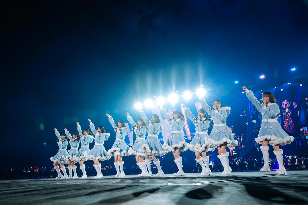 全国ツアー東京ドーム公演でパフォーマンスする日向坂46（上山陽介氏撮影）
