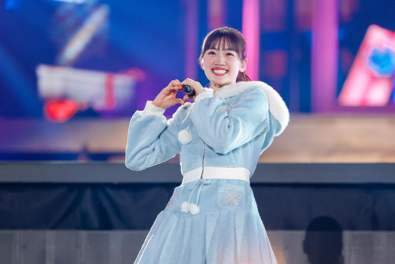 全国ツアー東京ドーム公演でパフォーマンスする日向坂46佐々木美玲（上山陽介氏撮影）