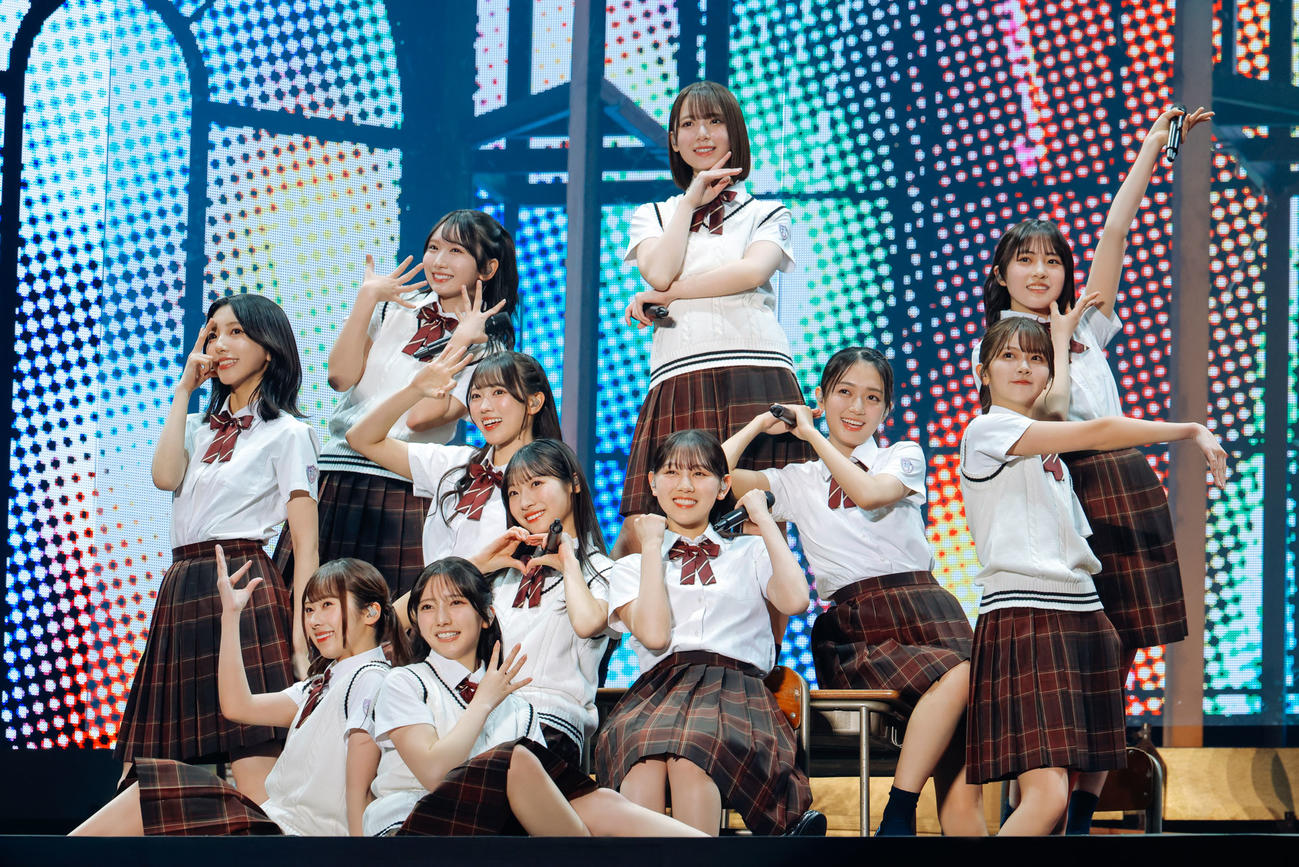 全国ツアー東京ドーム公演でパフォーマンスする日向坂46四期生（上山陽介氏撮影）