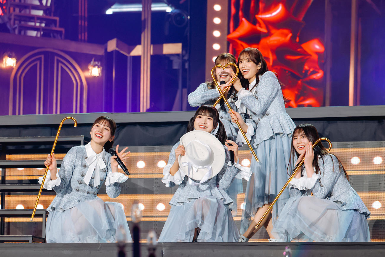 全国ツアー東京ドーム公演でパフォーマンスする日向坂46（上山陽介氏撮影）