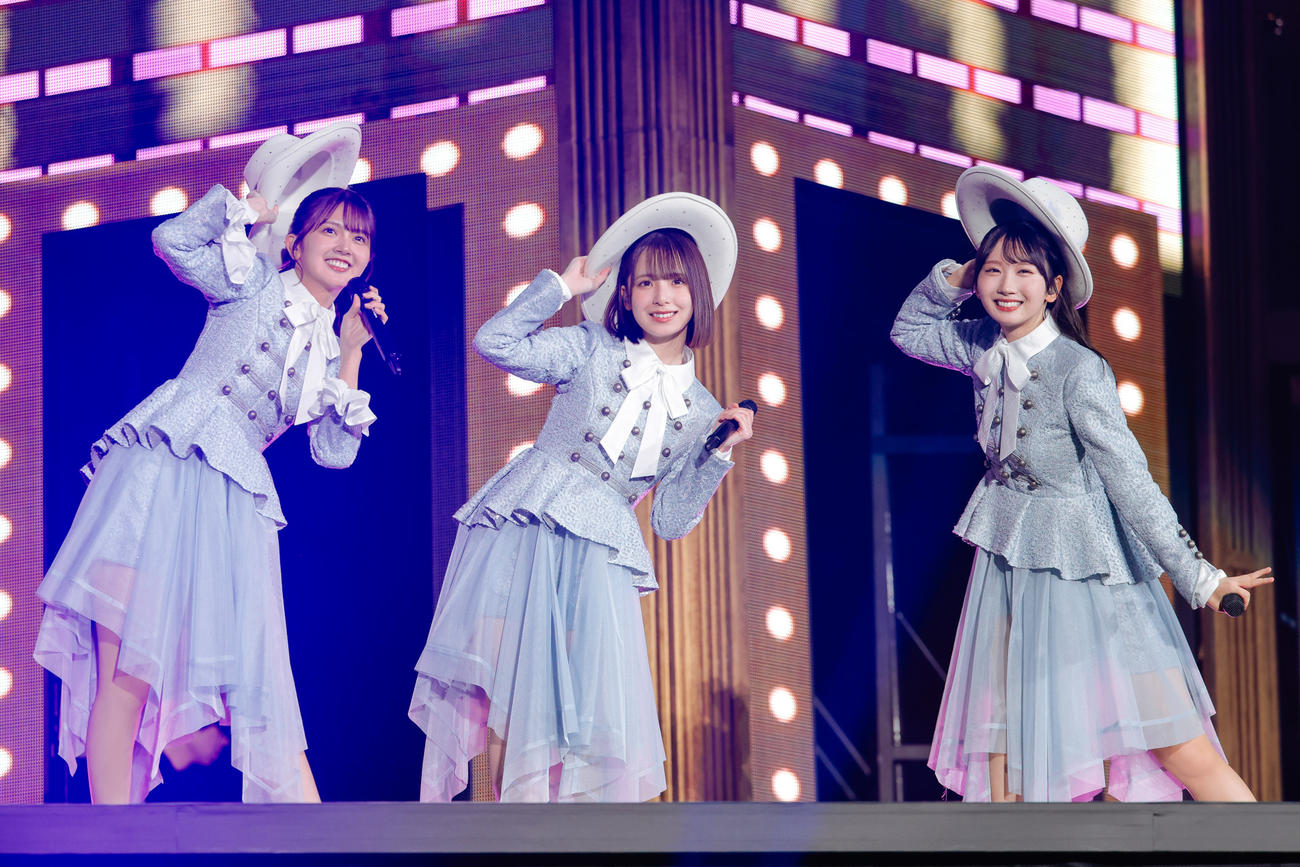 全国ツアー東京ドーム公演でパフォーマンスする日向坂46（左から）山下葉留花、渡辺莉奈、藤嶌果歩（上山陽介氏撮影）