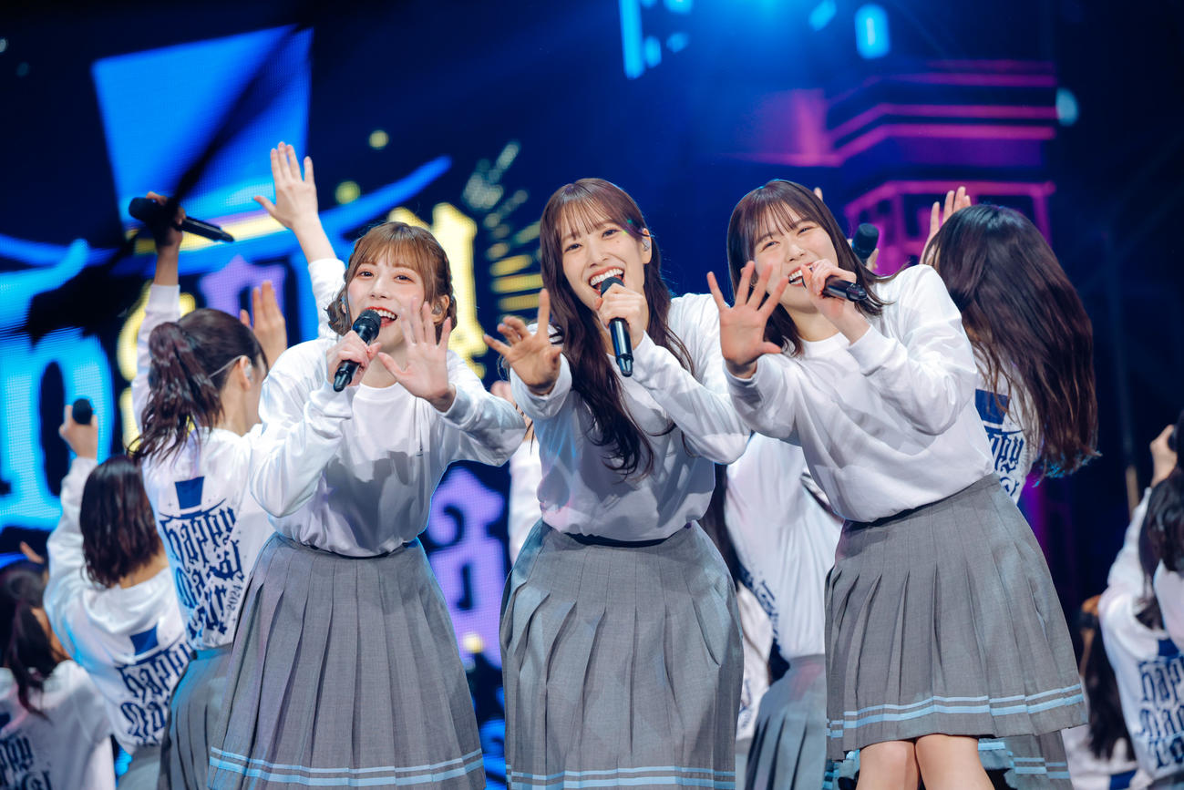 全国ツアー東京ドーム公演でパフォーマンスする日向坂46。左から東村芽依、佐々木久美、丹生明里（上山陽介氏撮影）
