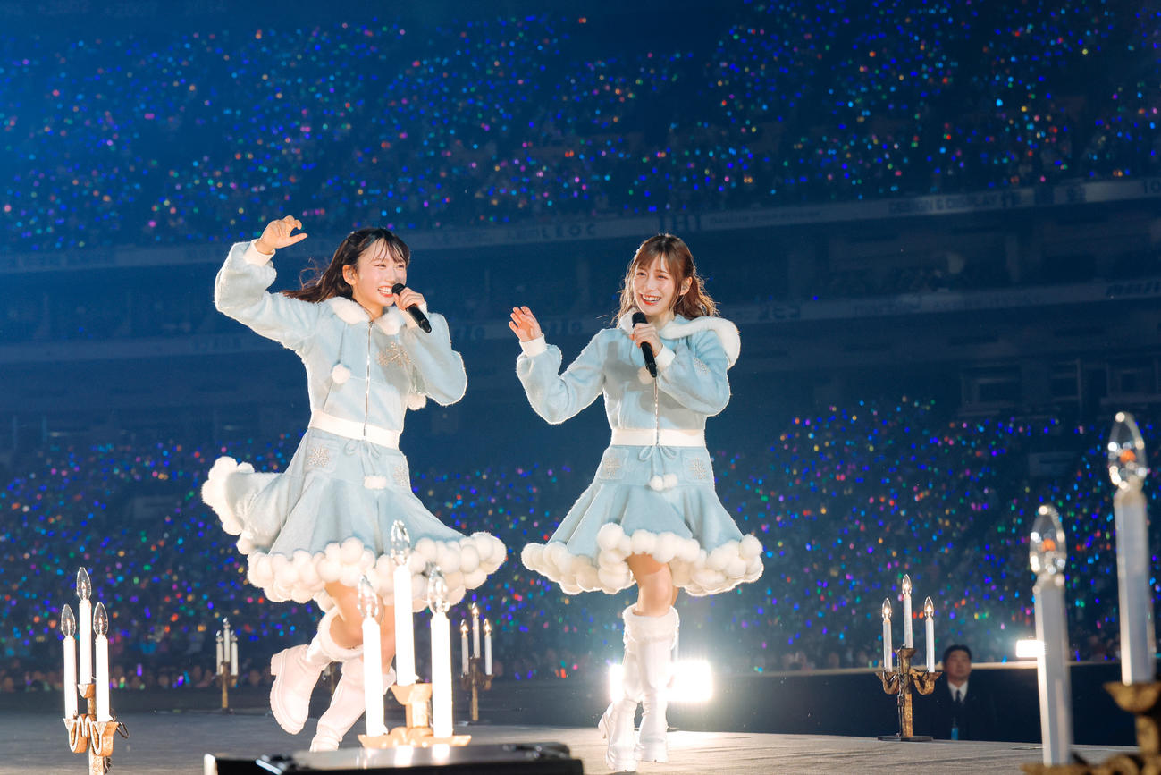 全国ツアー東京ドーム公演でパフォーマンスする日向坂46（上山陽介氏撮影）