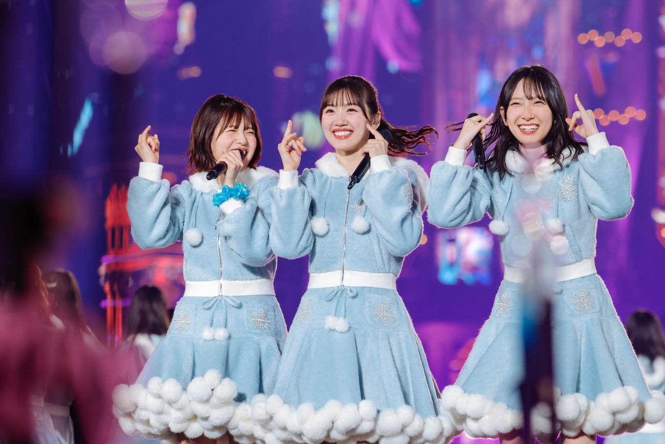 全国ツアー東京ドーム公演でパフォーマンスする日向坂46（左から）松田好花、佐々木美玲、金村美玖（上山陽介氏撮影）
