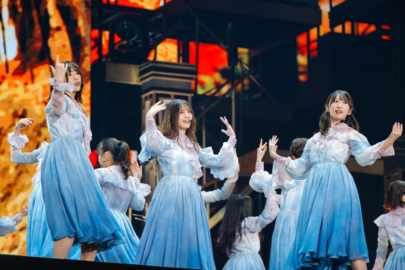 全国ツアー東京ドーム公演でパフォーマンスする日向坂46。中央は小坂菜緒（上山陽介氏撮影）