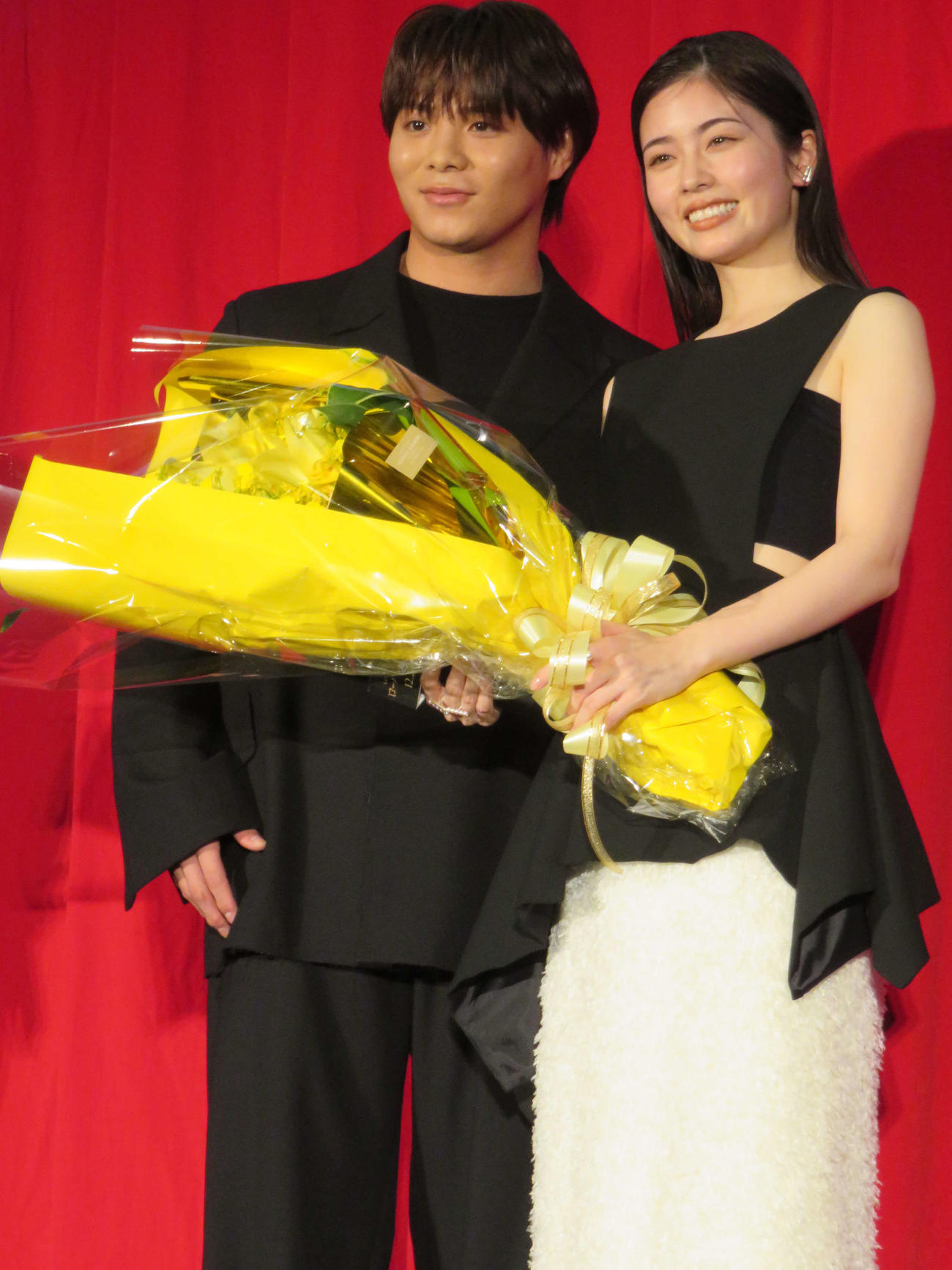 「ロード・オブ・ザ・リング／ローハンの戦い」ジャパンプレミアで阿部一二三（左）から花束を手渡された小芝風花（2024年12月16日）