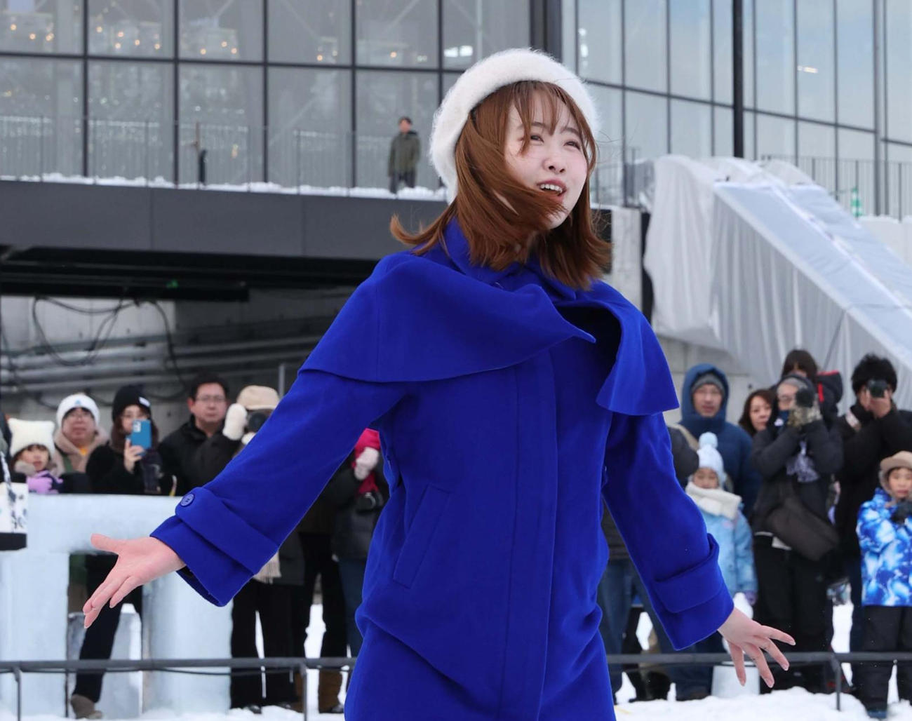 エスコンフィールド北海道前の池に張った天然氷で演技を披露するタレントの本田望結（撮影・黒川智章）