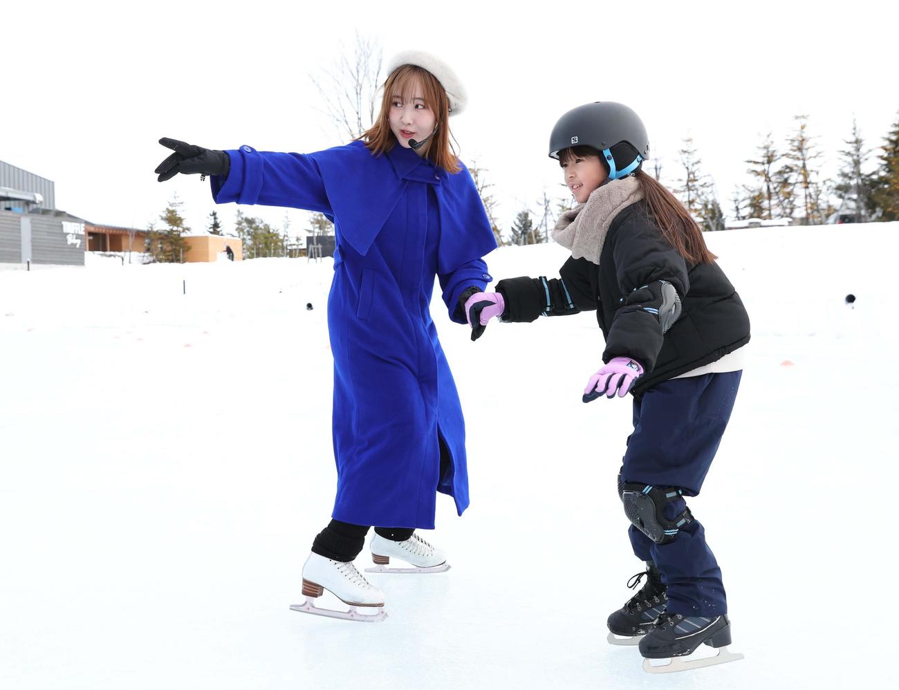 エスコンフィールド北海道前のスケートリンクで子どもたちにスケートを教える本田望結（撮影・黒川智章）