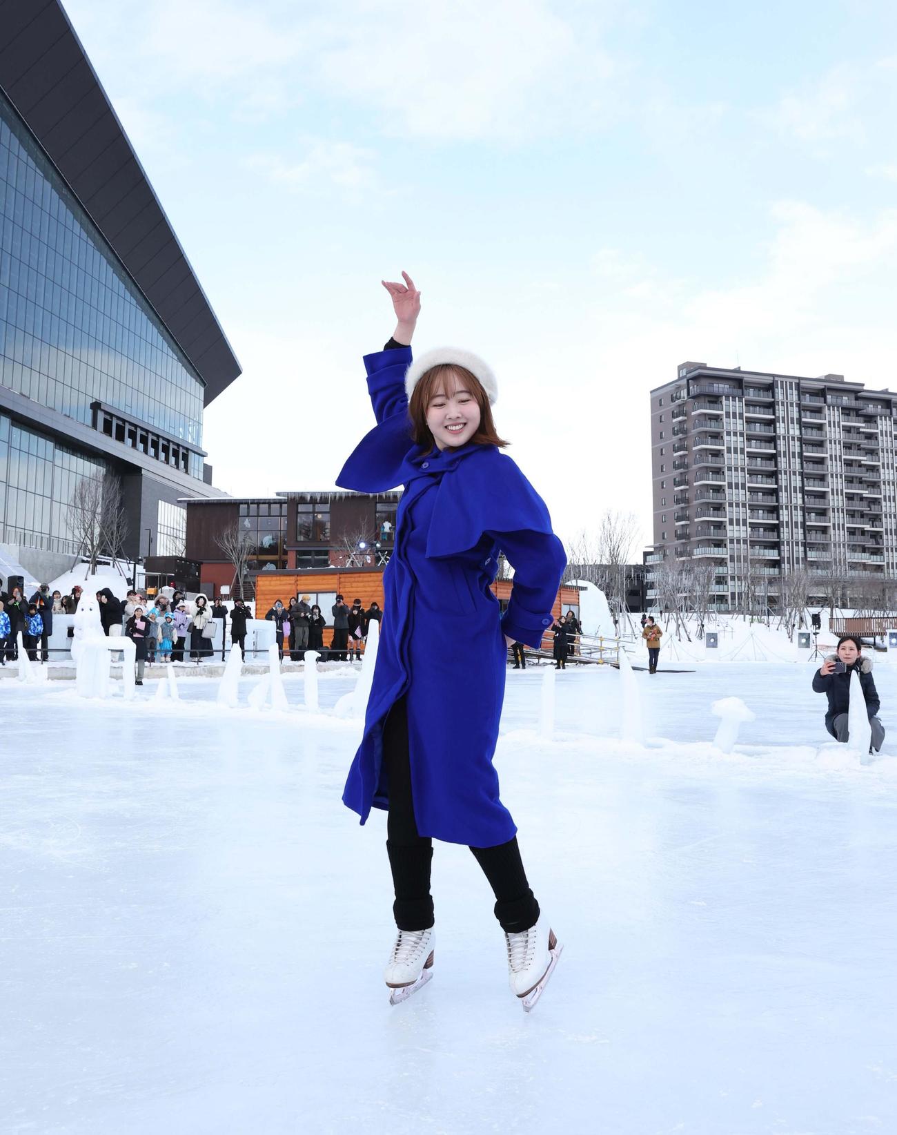 エスコンフィールド北海道前の池に張った天然氷で演技を披露するタレントの本田望結（撮影・黒川智章）