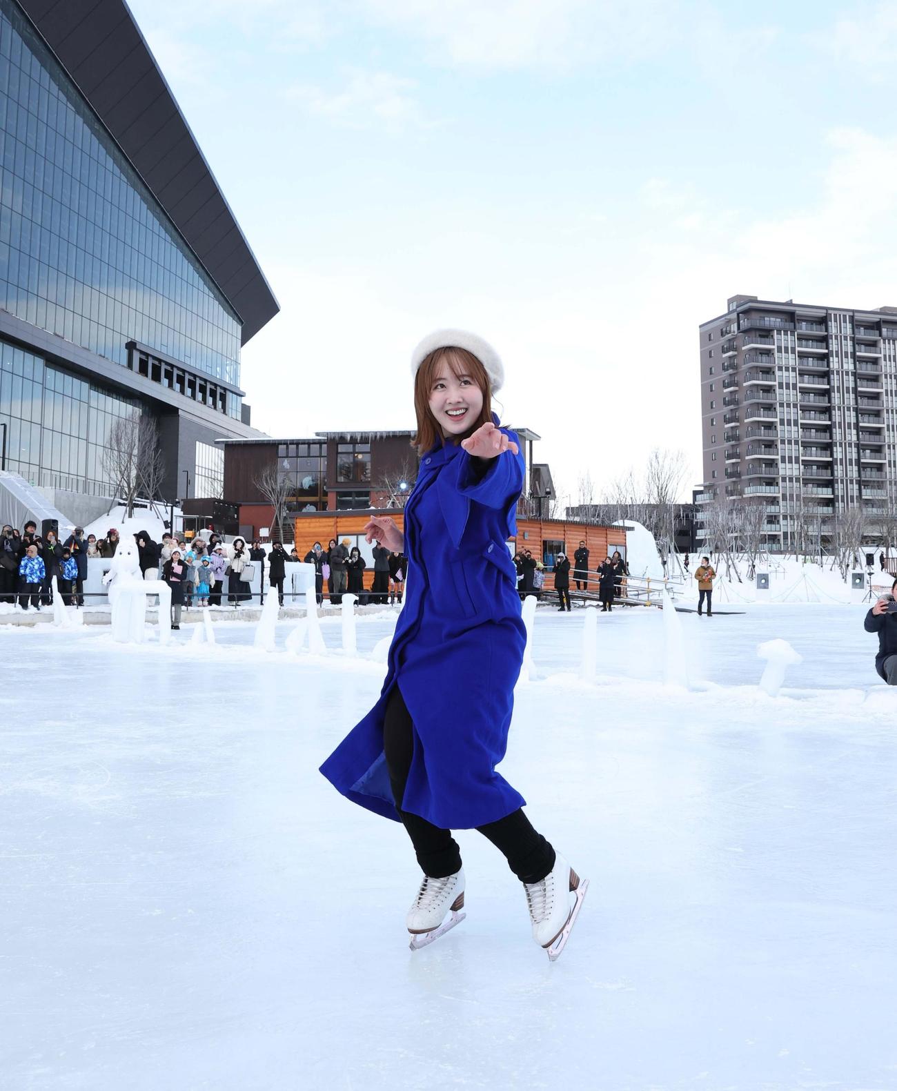 エスコンフィールド北海道前の池に張った天然氷で演技を披露するタレントの本田望結（撮影・黒川智章）