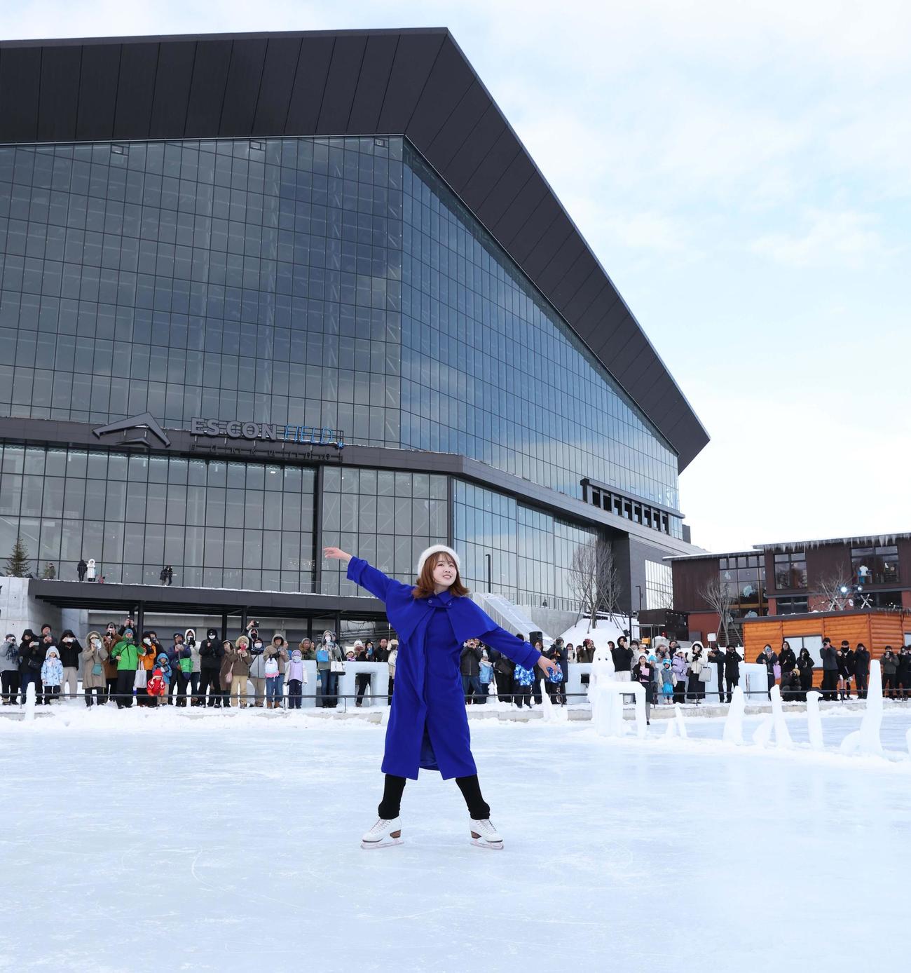 エスコンフィールド北海道前の池に張った天然氷で演技を披露するタレントの本田望結（撮影・黒川智章）