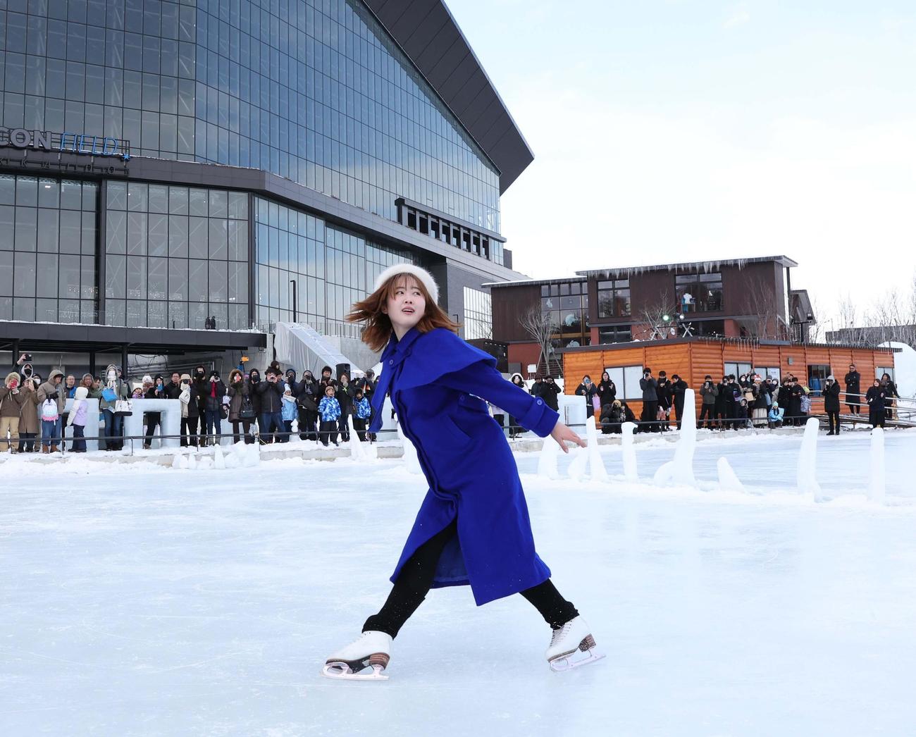 エスコンフィールド北海道前の池に張った天然氷で演技を披露するタレントの本田望結（撮影・黒川智章）