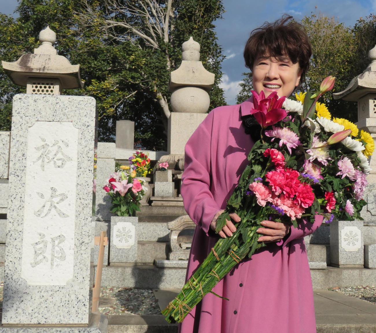 石原裕次郎さんの眠る横浜・大本山総持寺を訪れ、デュエットアルバム「めぐり逢い～ふたたび～」のヒット報告を行った川中美幸