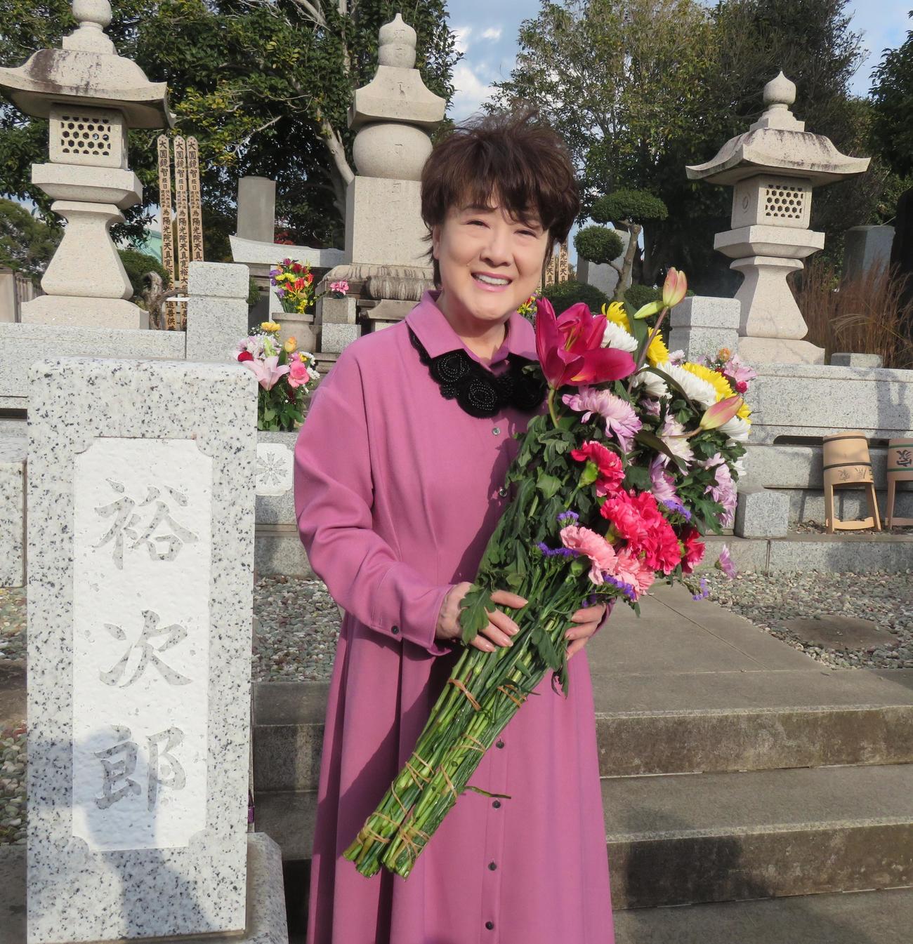 石原裕次郎さんの眠る横浜・大本山総持寺を訪れ、デュエットアルバム「めぐり逢い～ふたたび～」のヒット報告を行った川中美幸