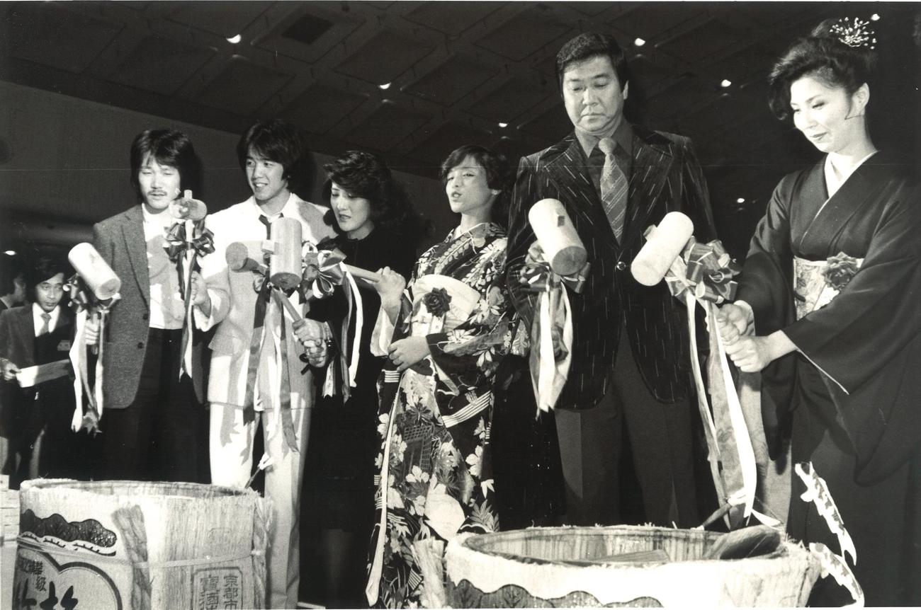 81年、テイチクヒットパーティーの鏡割り。左から我夢の2人、川中美幸、高田みづえ、石原裕次郎さん、八代亜紀さん