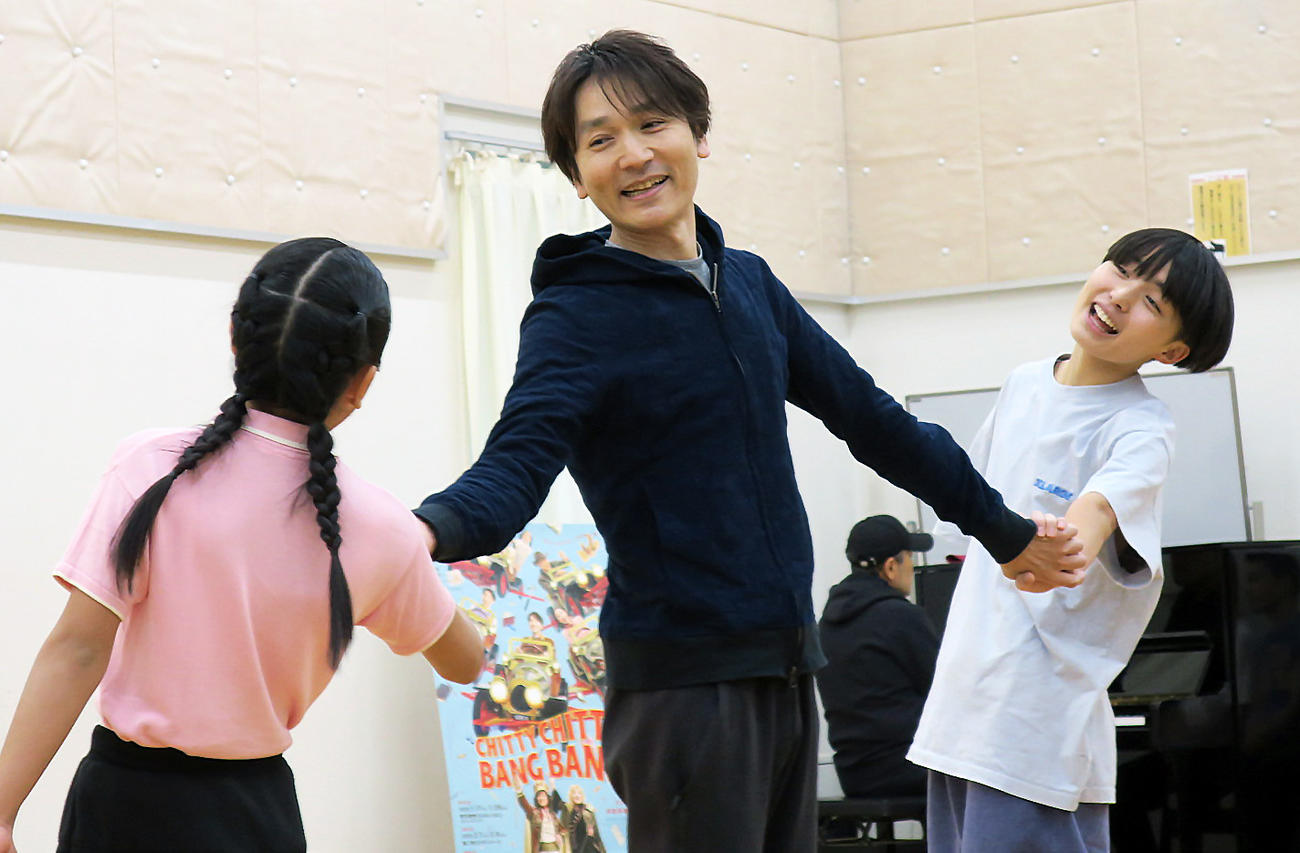 主演ミュージカル「チキチキバンバン」けいこ場取材会を行った長野博（中央）。右は小山十輝