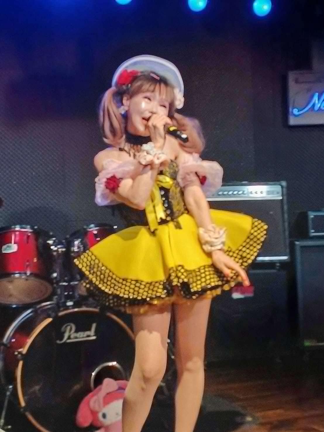 熱唱する恵中瞳