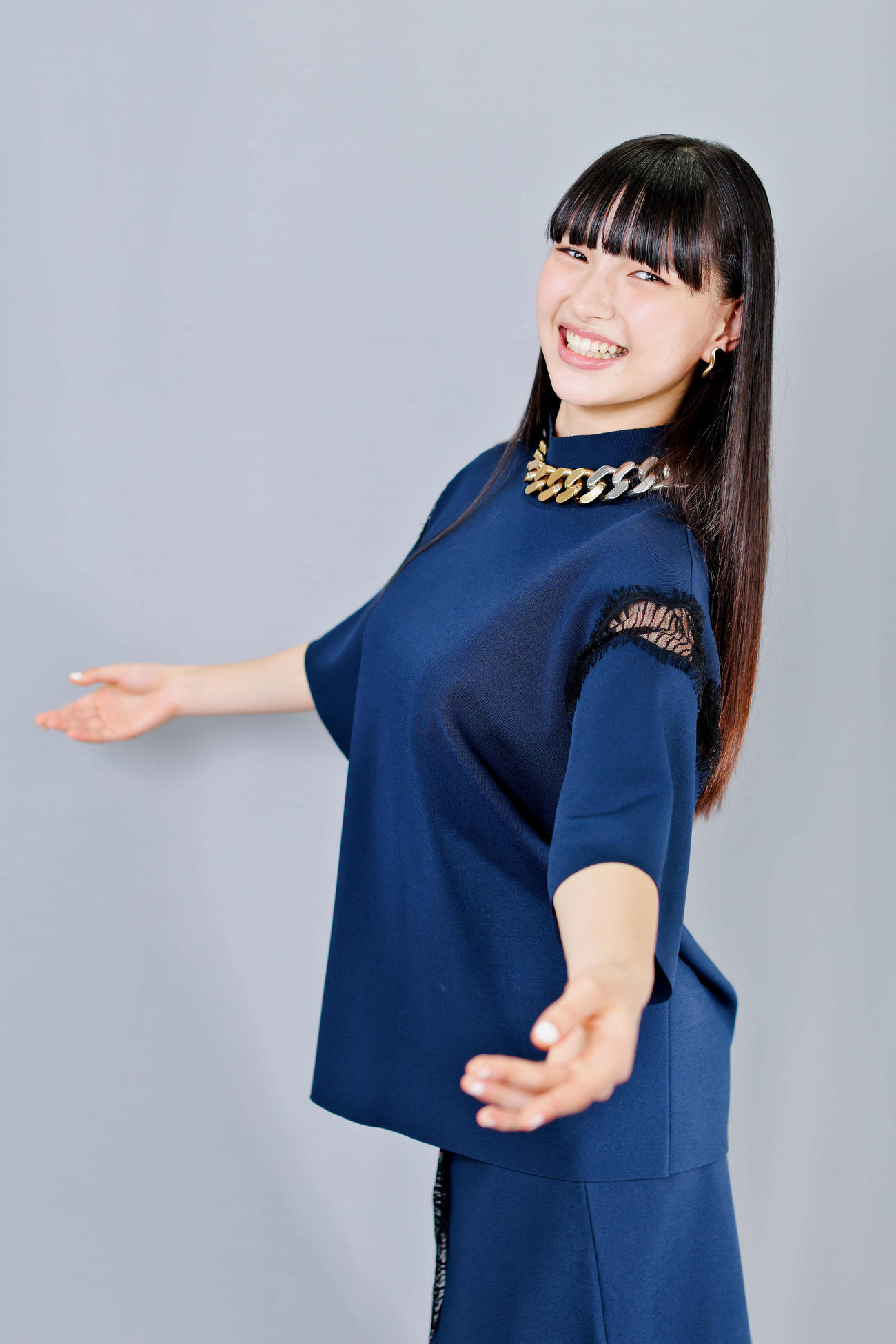 「ぼくのお日さま」で新人賞を受賞し、喜びを表現する中西希亜良（撮影・河田真司）