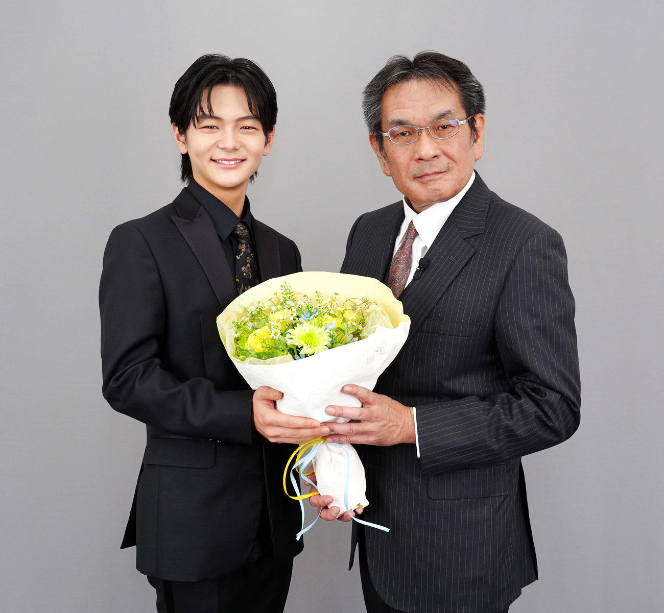 石原裕次郎新人賞を受賞し、石原音楽出版社石原邦彦社長（右）と写真に納まる齋藤潤