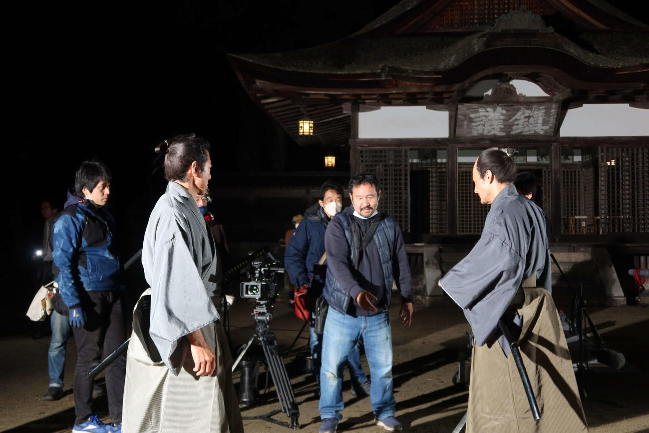 「侍タイムスリッパー」の安田淳一監督（中央）
