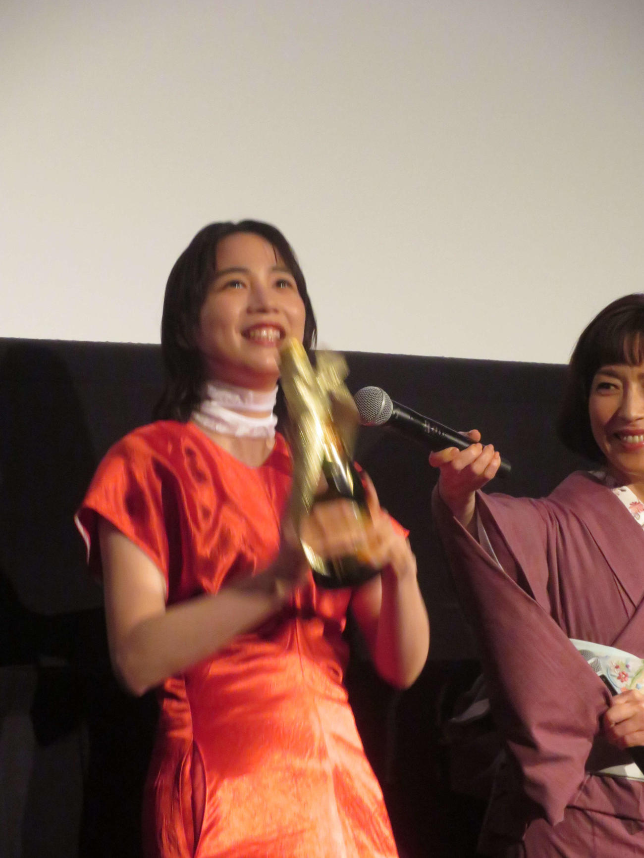 映画「私にふさわしいホテル」公開記念舞台あいさつで「文豪コール」を絶叫する、のん（撮影・村上幸将）