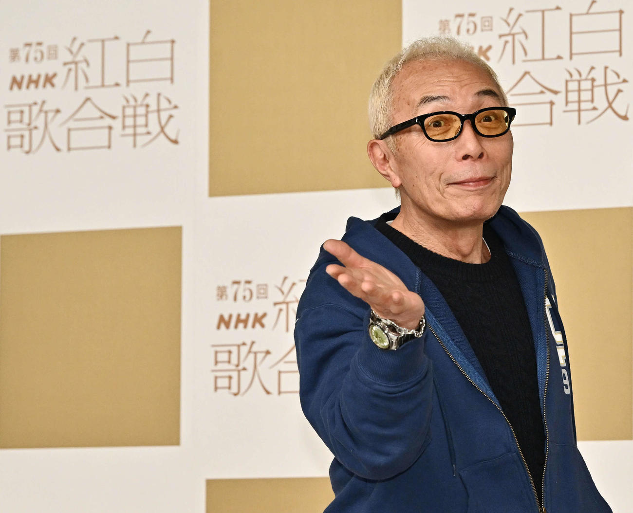 記念撮影する所ジョージ（撮影・滝沢徹郎）