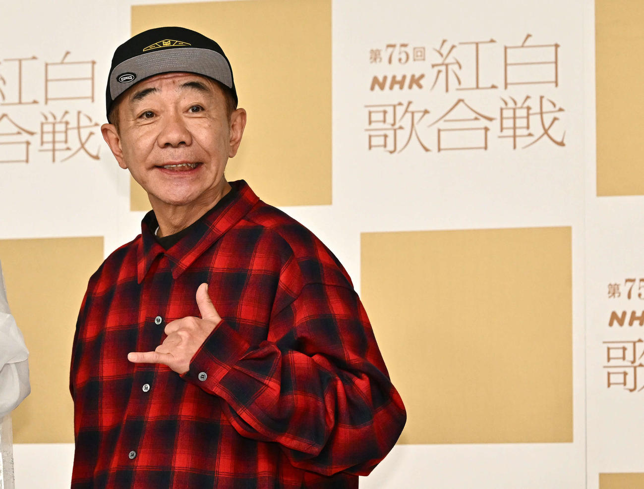 記念撮影する木梨憲武（撮影・滝沢徹郎）