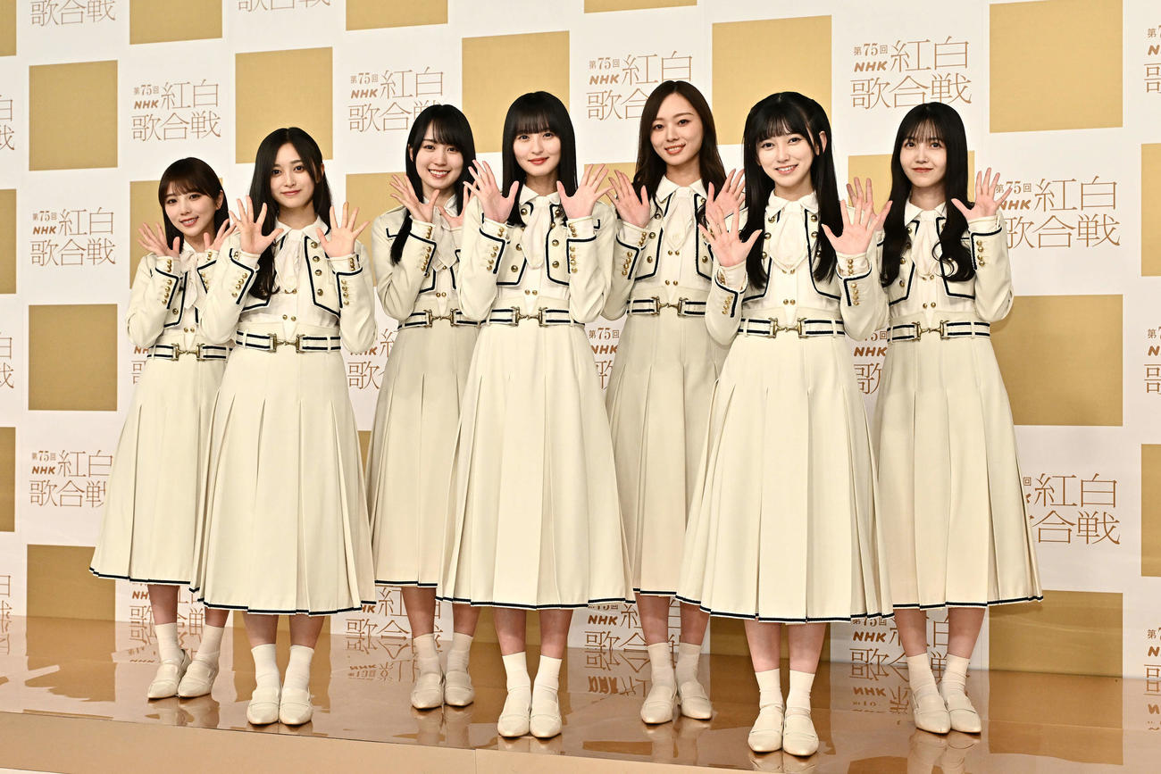 記念撮影する乃木坂46。左から与田祐希、井上和、賀喜遥香、遠藤さくら、梅澤美波、池田瑛紗、久保史緒里（撮影・滝沢徹郎）