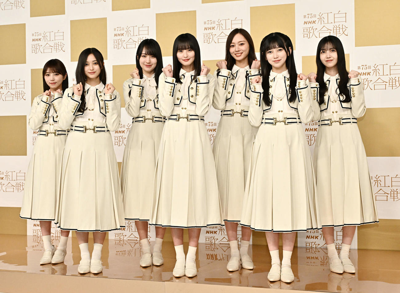 記念撮影する乃木坂46。左から与田祐希、井上和、賀喜遥香、遠藤さくら、梅澤美波、池田瑛紗、久保史緒里（撮影・滝沢徹郎）
