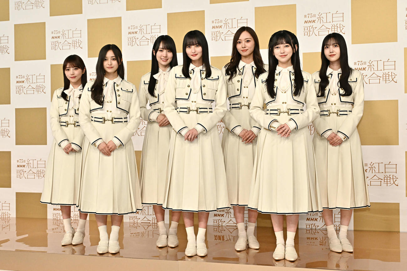 記念撮影する乃木坂46。左から与田祐希、井上和、賀喜遥香、遠藤さくら、梅澤美波、池田瑛紗、久保史緒里（撮影・滝沢徹郎）