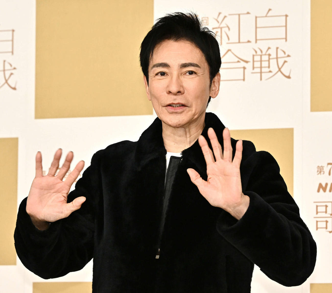 手を振りながら登場した郷ひろみ（撮影・滝沢徹郎）