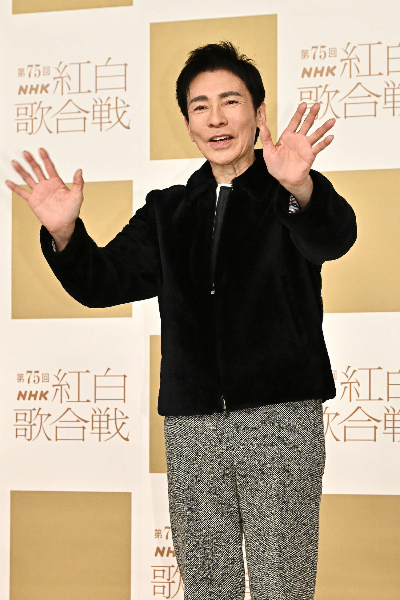 手を振りながら登場した郷ひろみ（撮影・滝沢徹郎）