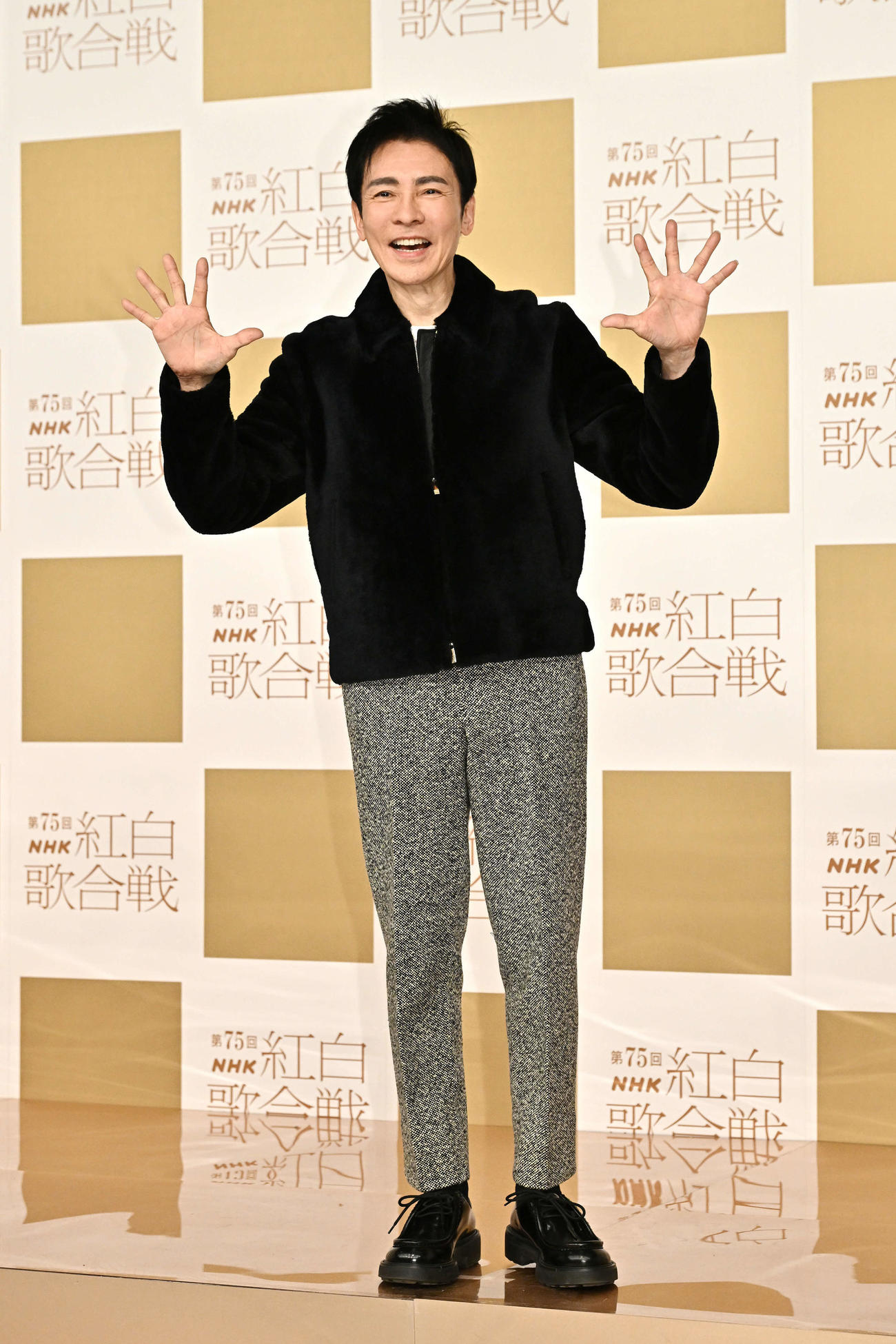 手を振りながら登場した郷ひろみ（撮影・滝沢徹郎）