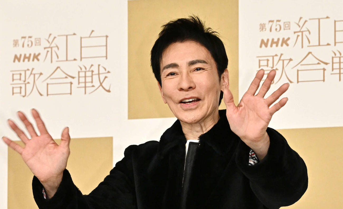手を振りながら登場した郷ひろみ（撮影・滝沢徹郎）