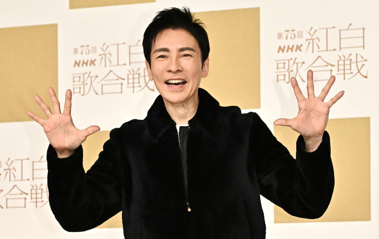 手を振りながら登場した郷ひろみ（撮影・滝沢徹郎）